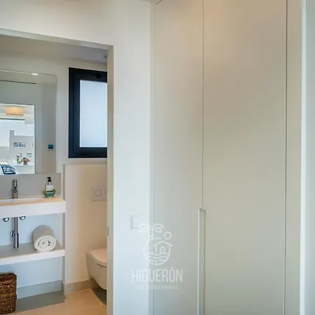 Exclusive. Location. Sea Views. Higueron West Apartamento