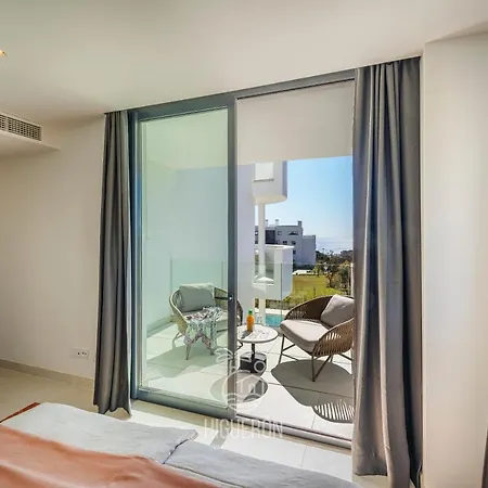 Exclusive. Location. Sea Views. Higueron West Apartamento *